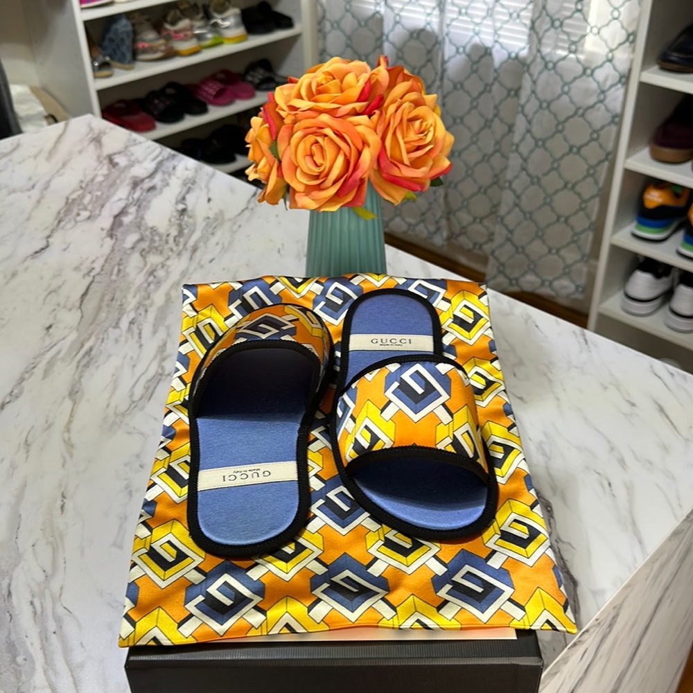 Gucci silk geometric print slides.